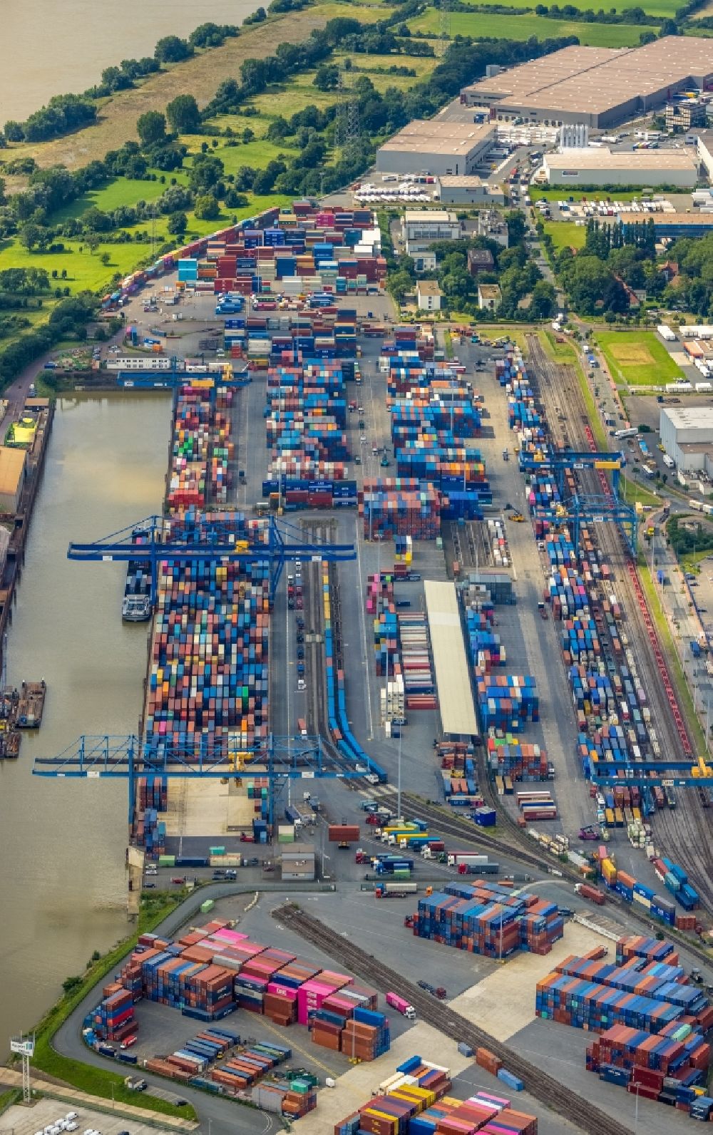 Luftaufnahme Duisburg - Containerterminal im Containerhafen des Binnenhafen in Duisburg im Bundesland Nordrhein-Westfalen