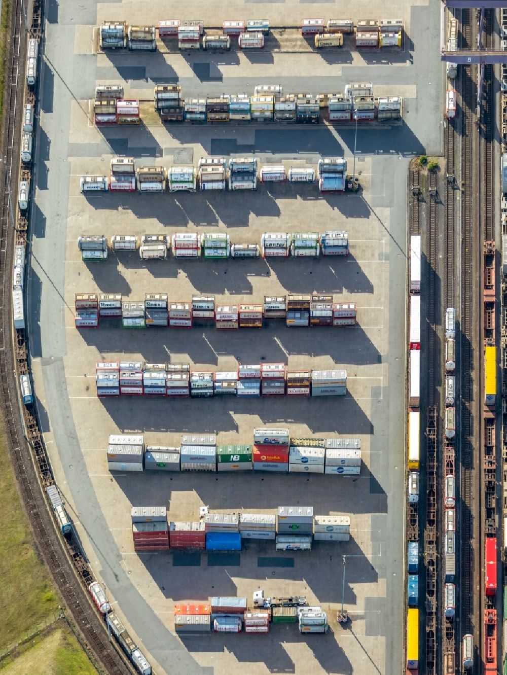 Duisburg von oben - Containerterminal im Containerhafen des Binnenhafen DUSS-TERMINAL im Ortsteil Homberg-Ruhrort-Baerl in Duisburg im Bundesland Nordrhein-Westfalen, Deutschland