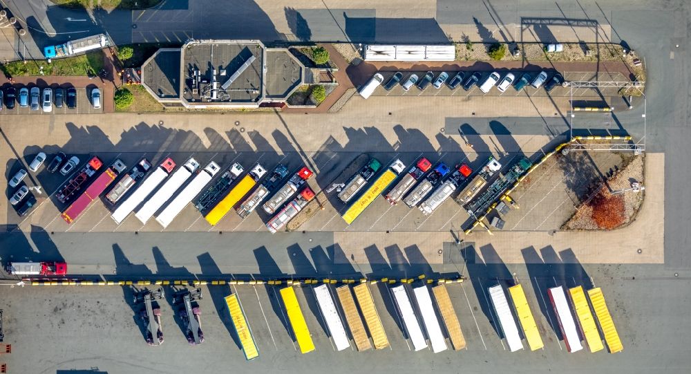 Luftbild Duisburg - Containerterminal im Containerhafen des Binnenhafen DUSS-TERMINAL im Ortsteil Homberg-Ruhrort-Baerl in Duisburg im Bundesland Nordrhein-Westfalen, Deutschland