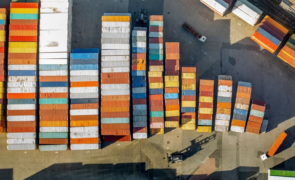 Luftaufnahme Duisburg - Containerterminal im Containerhafen des Binnenhafen DUSS-TERMINAL im Ortsteil Homberg-Ruhrort-Baerl in Duisburg im Bundesland Nordrhein-Westfalen, Deutschland