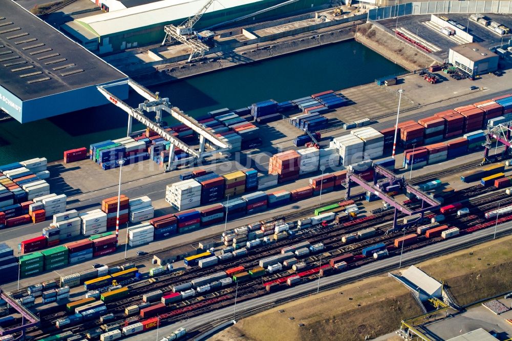 Luftaufnahme Duisburg - Containerterminal im Containerhafen des Binnenhafen DUSS-TERMINAL im Ortsteil Homberg-Ruhrort-Baerl in Duisburg im Bundesland Nordrhein-Westfalen, Deutschland