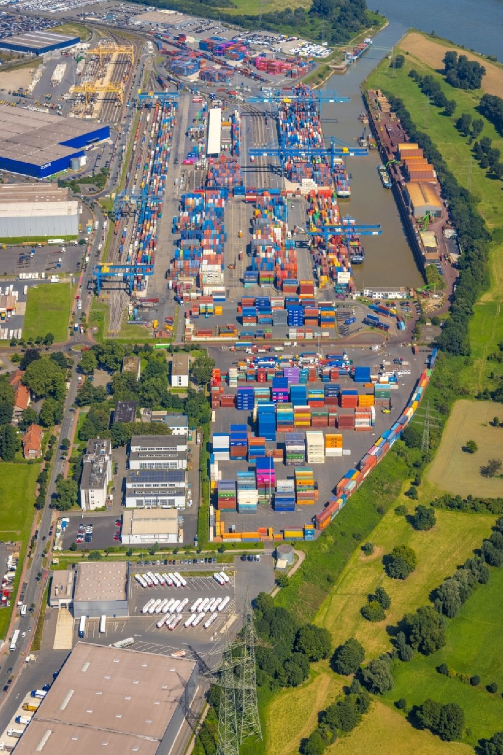 Duisburg von oben - Containerterminal im Containerhafen des Binnenhafen logport der DIT Duisburg Intermodal Terminal GmbH in Duisburg im Bundesland Nordrhein-Westfalen