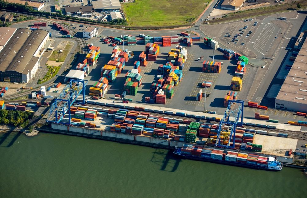 Duisburg von oben - Containerterminal im Containerhafen des Binnenhafen Logport I Duisport im Logistikzentrum Rheinhausen in Duisburg im Bundesland Nordrhein-Westfalen