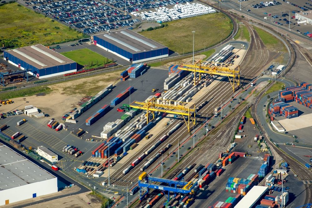 Duisburg aus der Vogelperspektive: Containerterminal im Containerhafen des Binnenhafen Logport I Duisport im Logistikzentrum Rheinhausen in Duisburg im Bundesland Nordrhein-Westfalen