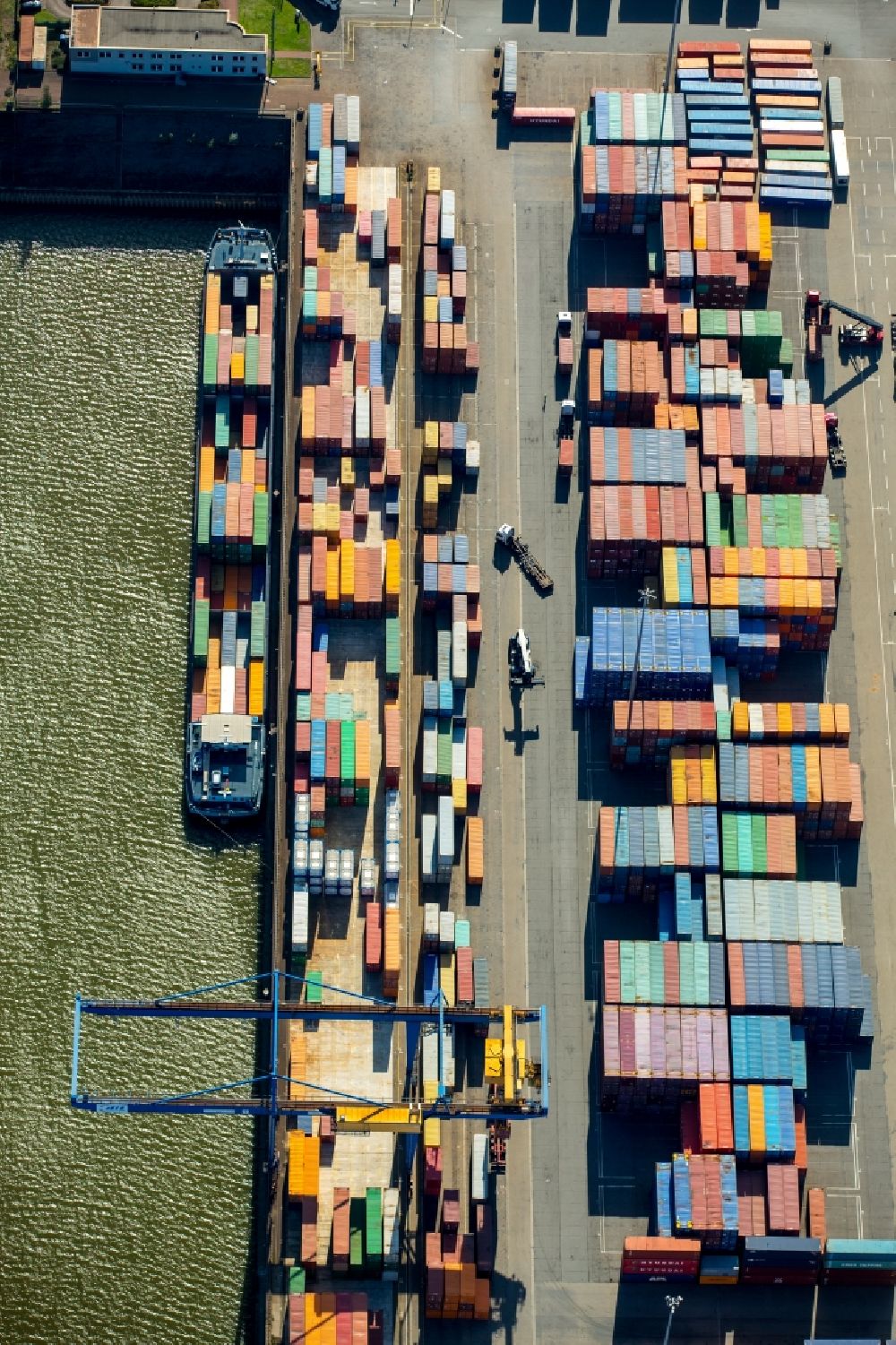 Duisburg aus der Vogelperspektive: Containerterminal im Containerhafen des Binnenhafen Logport I Duisport im Logistikzentrum Rheinhausen in Duisburg im Bundesland Nordrhein-Westfalen