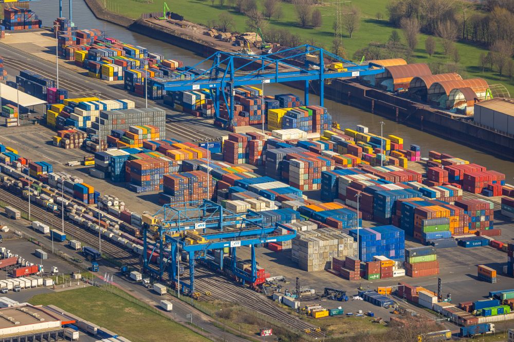 Duisburg aus der Vogelperspektive: Containerterminal im Containerhafen des Binnenhafen am Rhein bei Hochwasser im Ortsteil Friemersheim in Duisburg im Bundesland Nordrhein-Westfalen, Deutschland