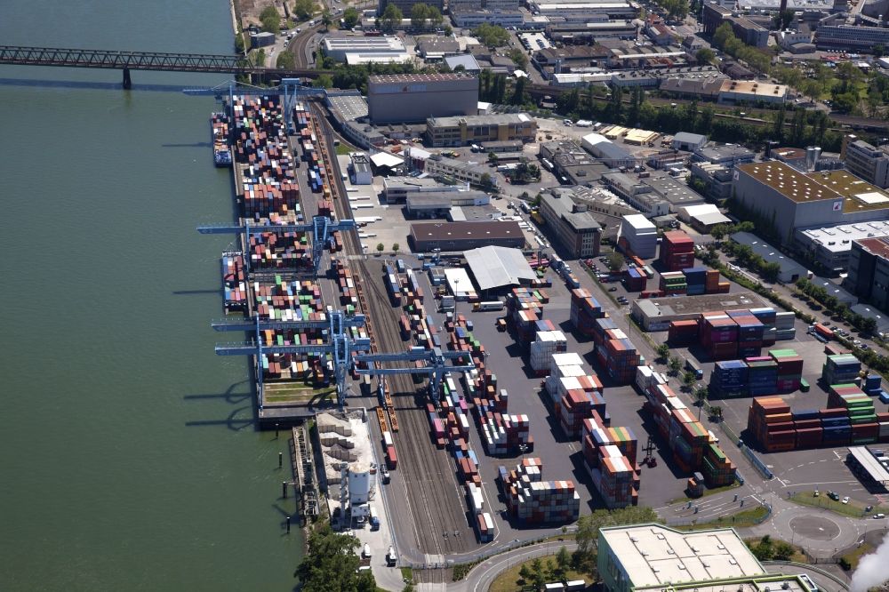 Luftaufnahme Mainz - Containerterminal im Containerhafen des Binnenhafen am Rhein im Ortsteil Neustadt in Mainz im Bundesland Rheinland-Pfalz, Deutschland