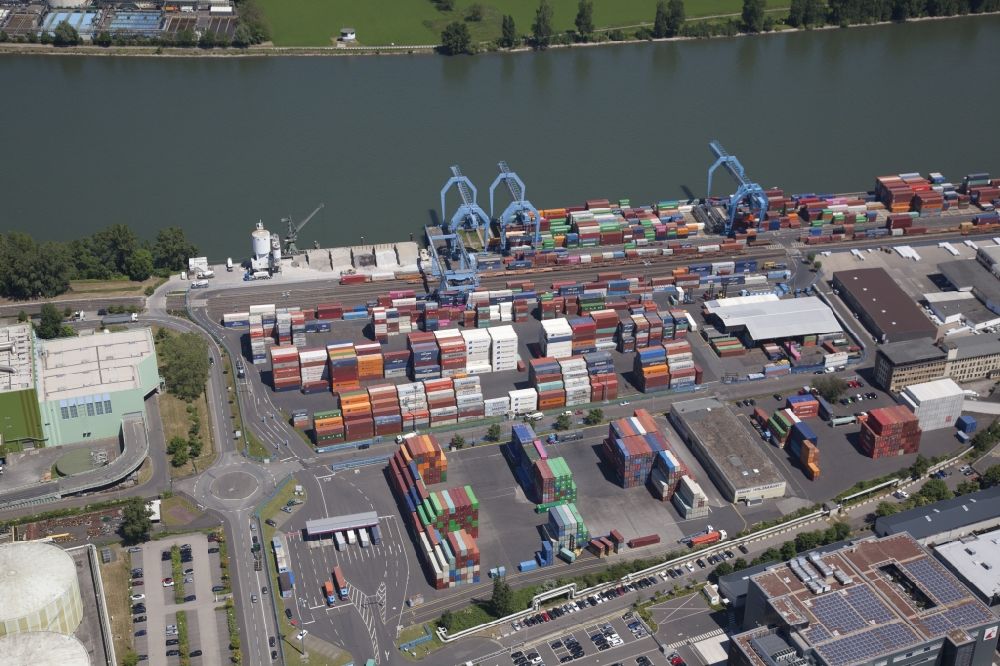 Mainz aus der Vogelperspektive: Containerterminal im Containerhafen des Binnenhafen am Rhein im Ortsteil Neustadt in Mainz im Bundesland Rheinland-Pfalz, Deutschland