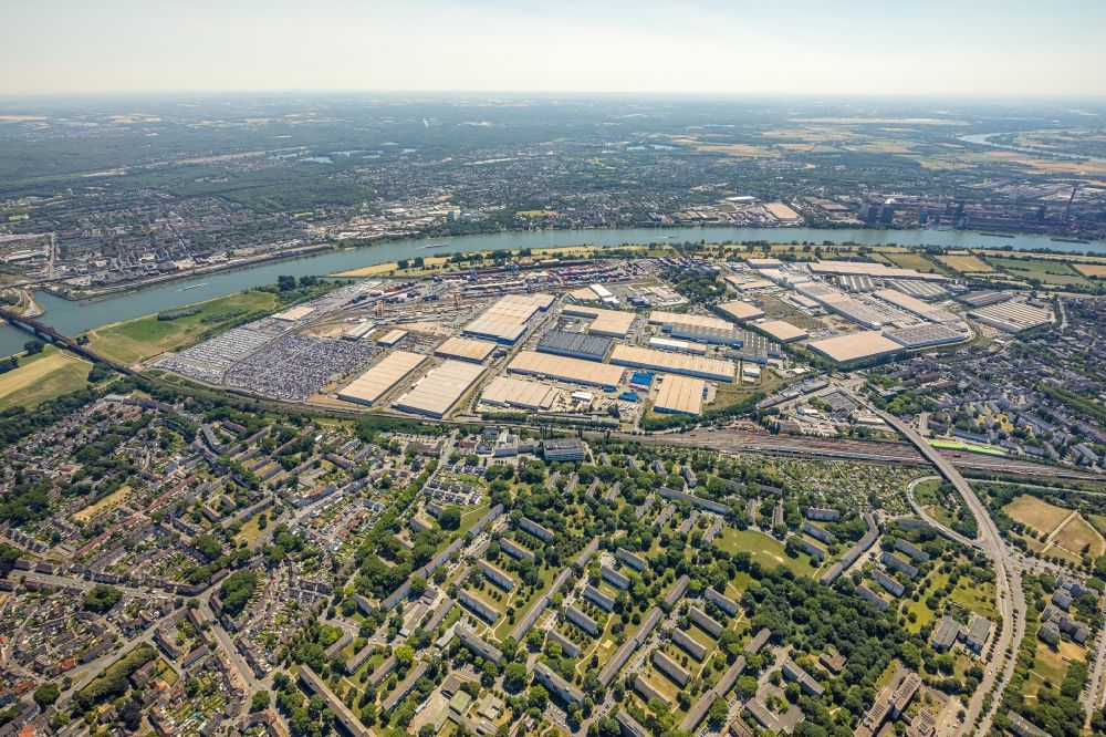 Luftbild Duisburg - Containerterminal im Containerhafen des Binnenhafen Rheinhausen am Ufer des Hochwasser führenden Flußverlaufes des Rhein in Duisburg im Bundesland Nordrhein-Westfalen
