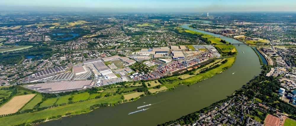 Luftaufnahme Duisburg - Containerterminal im Containerhafen des Binnenhafen Rheinhausen am Ufer des Hochwasser führenden Flußverlaufes des Rhein in Duisburg im Bundesland Nordrhein-Westfalen