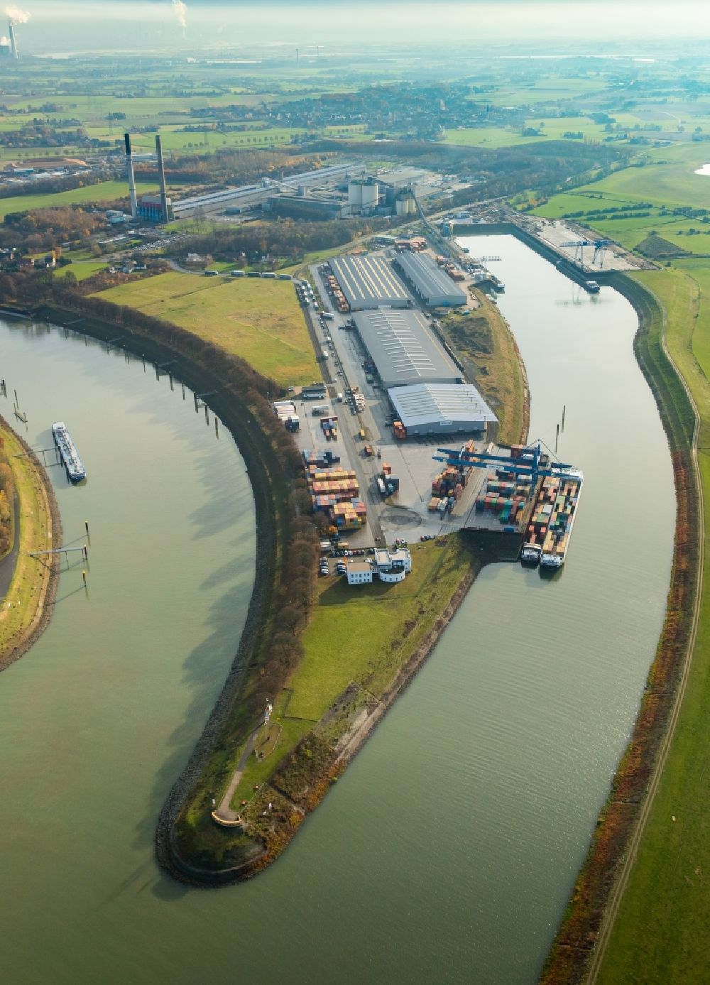 Luftaufnahme Voerde (Niederrhein) - Containerterminal im Containerhafen des Binnenhafen am Wesel-Datteln-Kanal im Ortsteil Spellen in Voerde (Niederrhein) im Bundesland Nordrhein-Westfalen