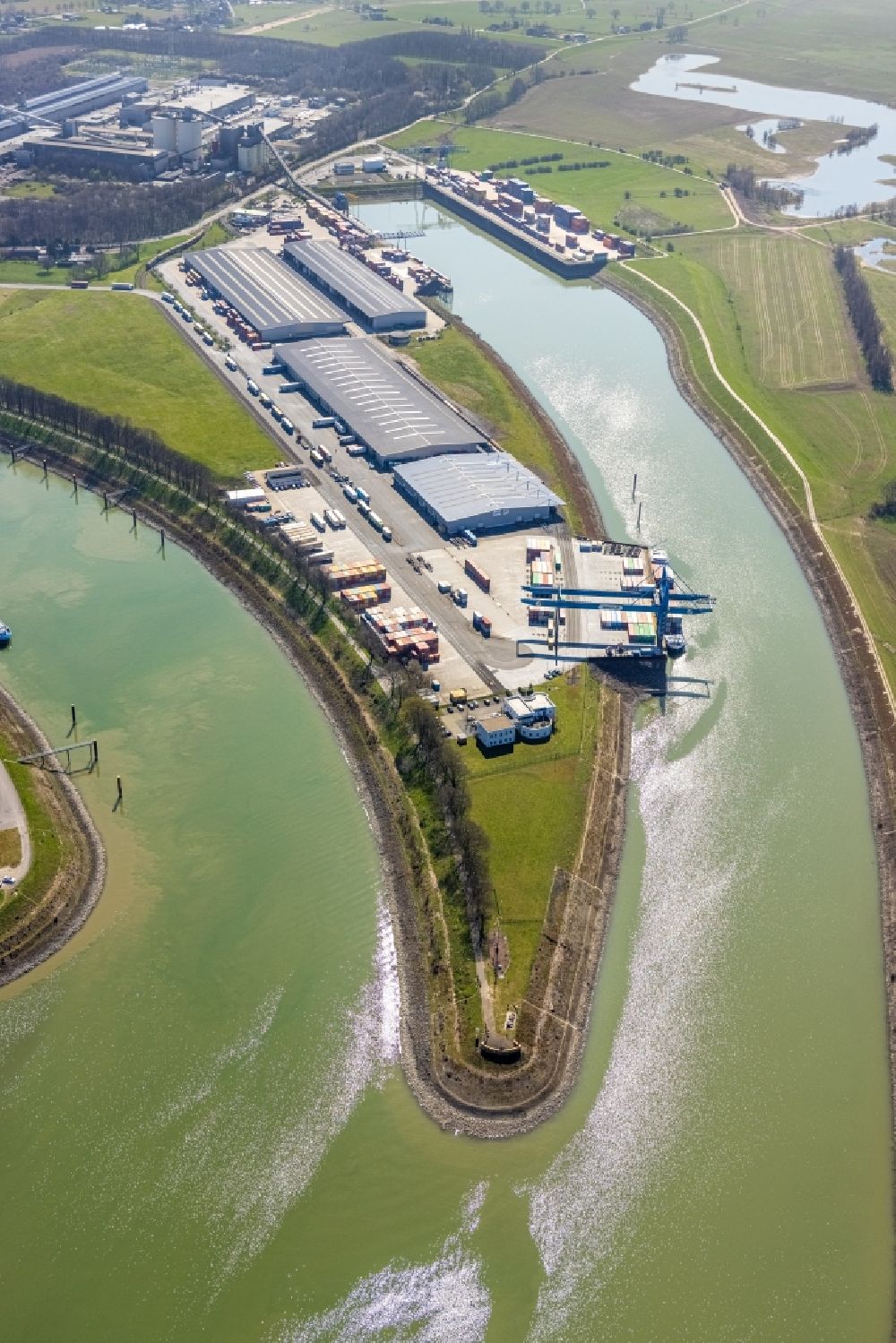 Voerde (Niederrhein) von oben - Containerterminal im Containerhafen des Binnenhafen am Wesel-Datteln-Kanal in Voerde (Niederrhein) im Bundesland Nordrhein-Westfalen