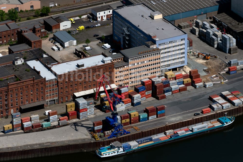 Luftaufnahme Bremen - Containerterminal im Containerhafen des Binnenhafen an der Weser mit Gewerbegebäuden an der Straße Fabrikenufer in Bremen, Deutschland