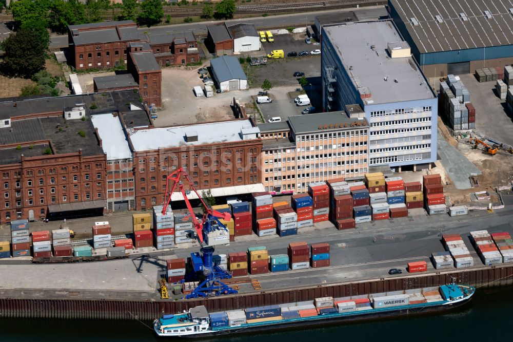 Luftbild Bremen - Containerterminal im Containerhafen des Binnenhafen an der Weser mit Gewerbegebäuden an der Straße Fabrikenufer in Bremen, Deutschland