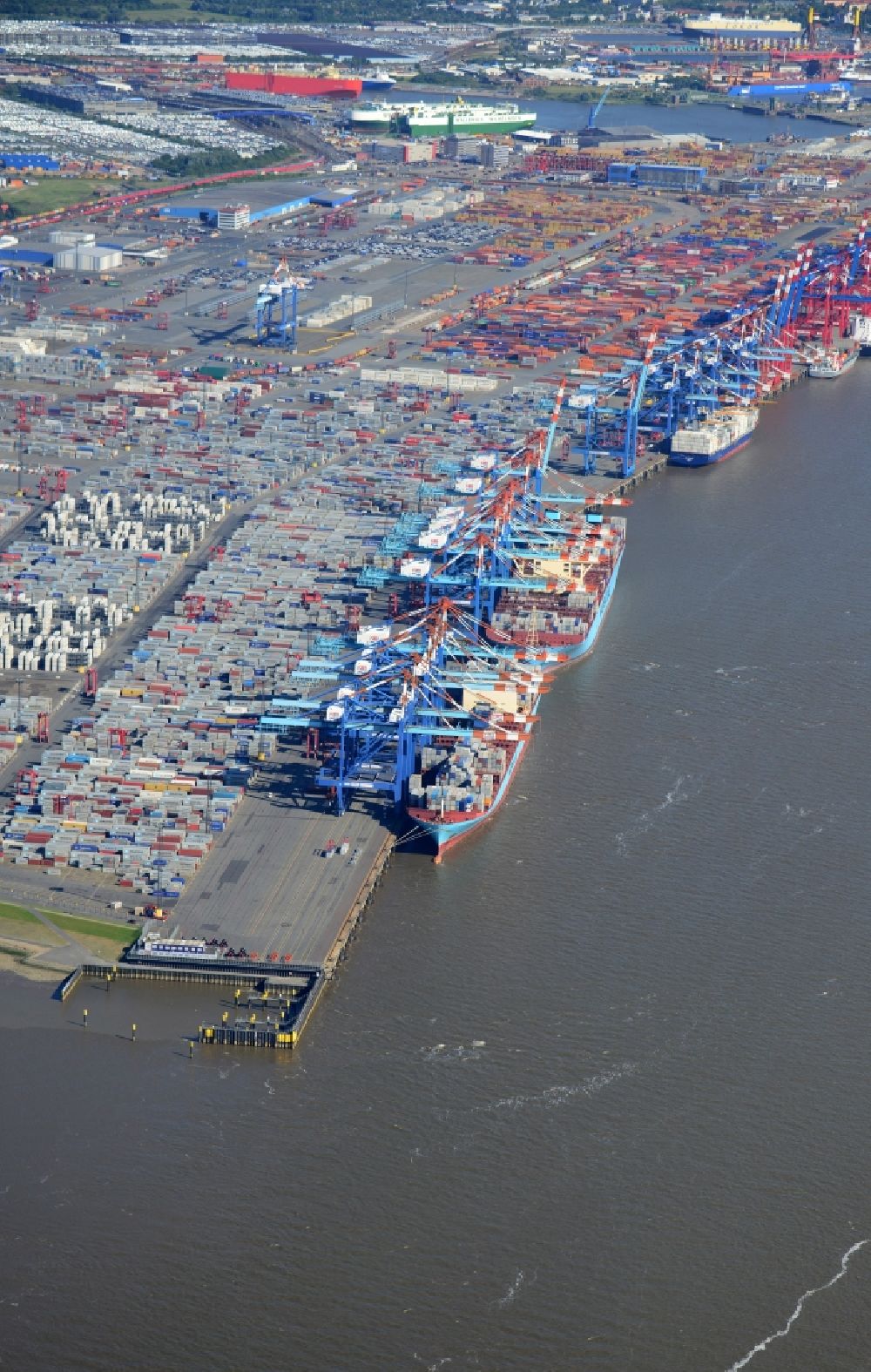 Bremerhaven von oben - Containerterminal im Containerhafen in Bremerhaven im Bundesland Bremen