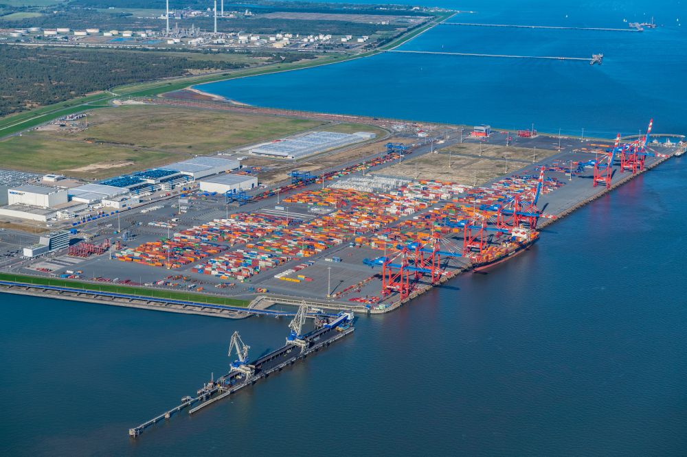 Wilhelmshaven von oben - Containerterminal im Containerhafen des Überseehafen des Jade Weser Port ( JWP ) an der Nordsee in Wilhelmshaven im Bundesland Niedersachsen, Deutschland