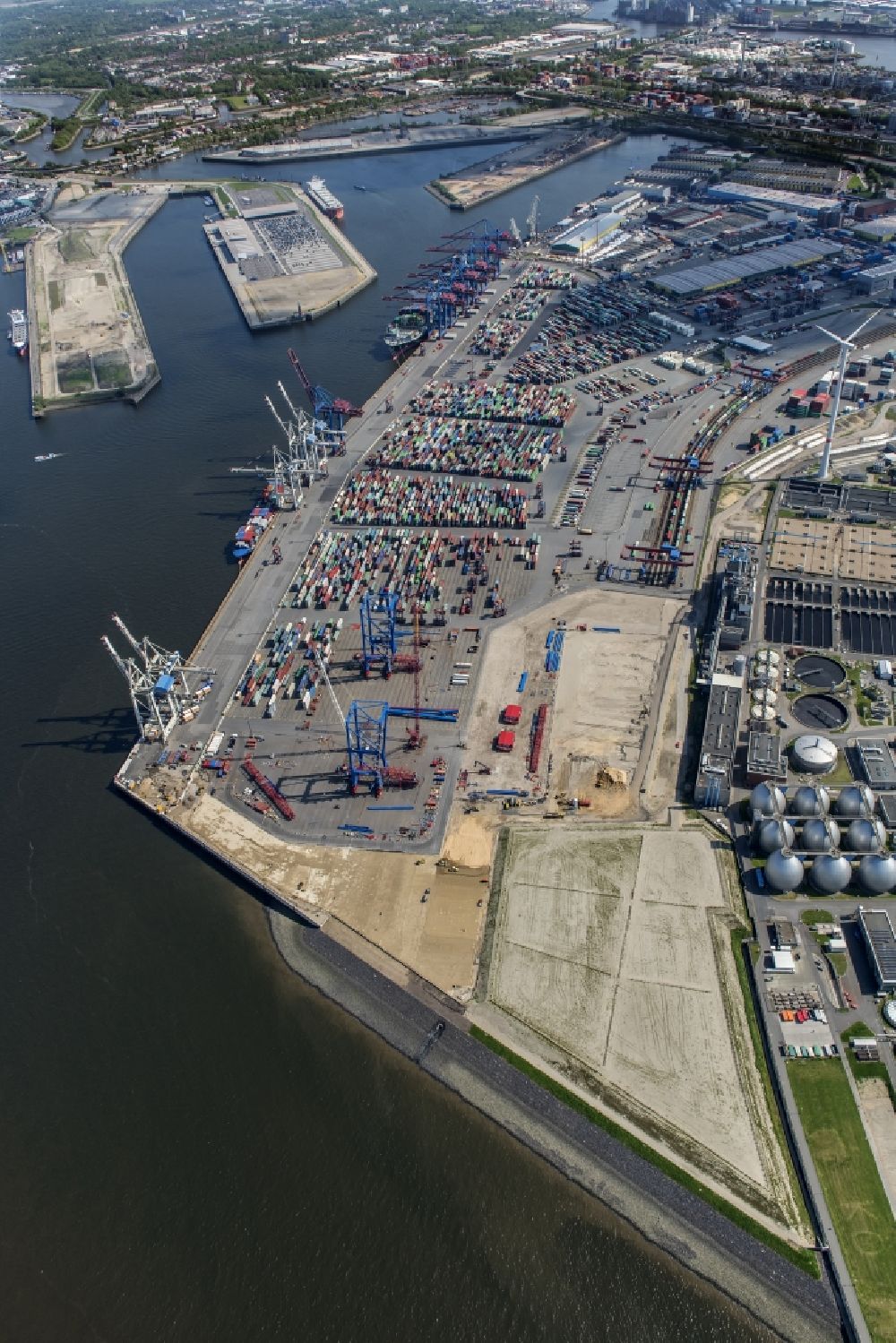Luftaufnahme Hamburg - Containerterminal Tollerort im Containerhafen des Überseehafen im Stadtteil Steinwerder in Hamburg mit dem Klärwerk Köhlbrandhöft