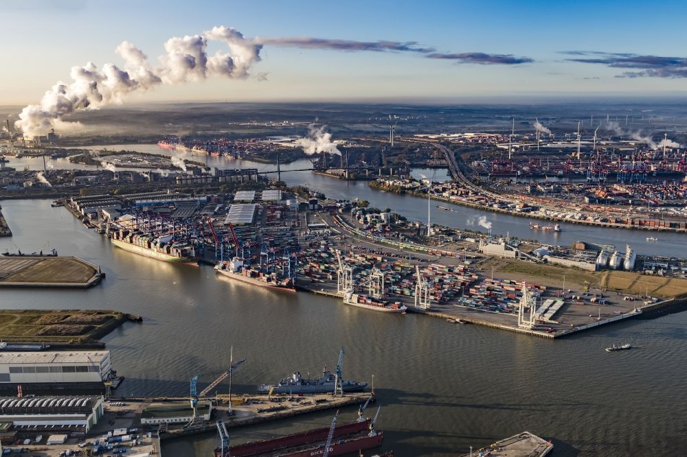 Hamburg aus der Vogelperspektive: Containerterminal Tollerort im Containerhafen des Überseehafen im Stadtteil Steinwerder in Hamburg mit dem Klärwerk Köhlbrandhöft