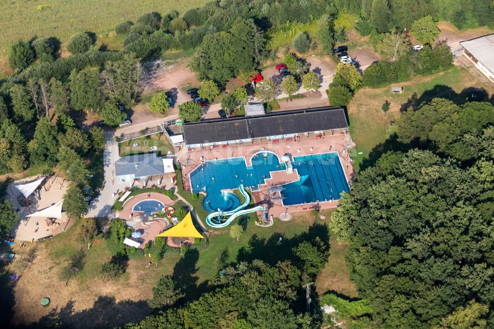 Luftaufnahme Kandel - Corona-Pandemie bedingte geringe Besucheranzahl des Freibades Waldschwimmbad Kandel in Kandel im Bundesland Rheinland-Pfalz, Deutschland