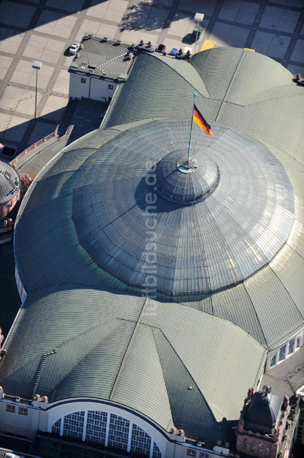 Frankfurt am Main aus der Vogelperspektive: Dach der Festhalle Frankfurt / Main am Messegelände