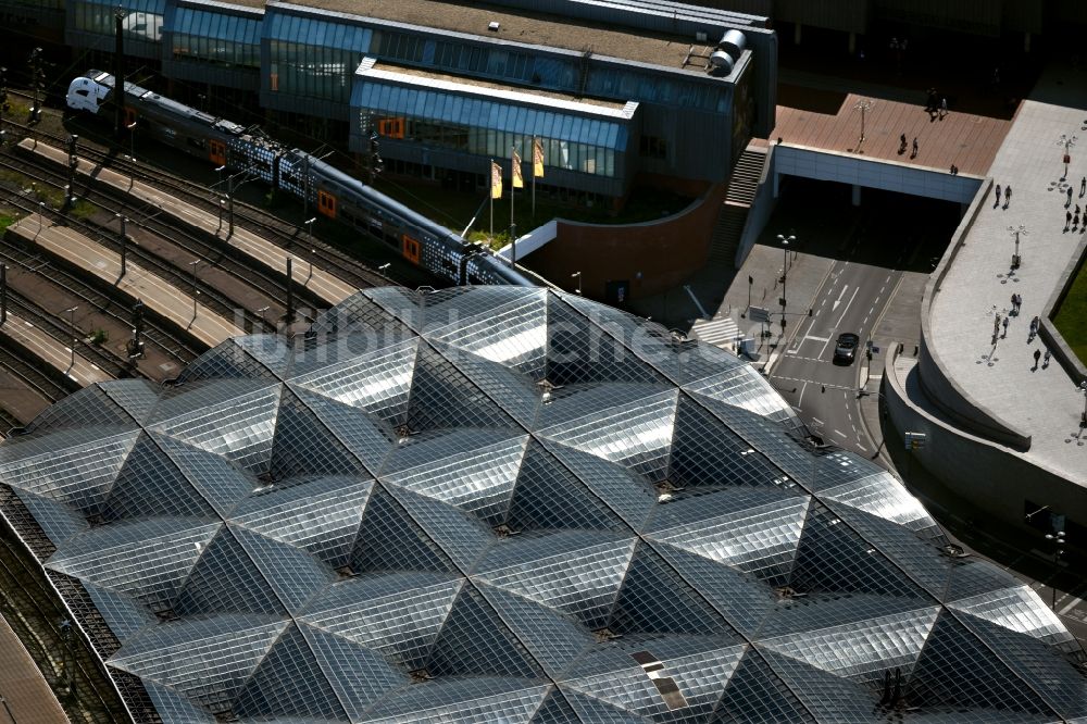 Luftaufnahme Köln - Dach-Konstruktion des Hauptbahnhof in Köln im Bundesland Nordrhein-Westfalen, Deutschland