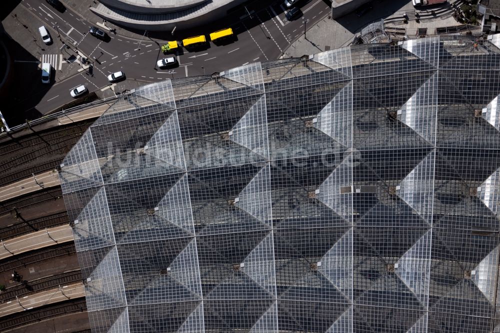 Köln aus der Vogelperspektive: Dach-Konstruktion des Hauptbahnhof in Köln im Bundesland Nordrhein-Westfalen, Deutschland