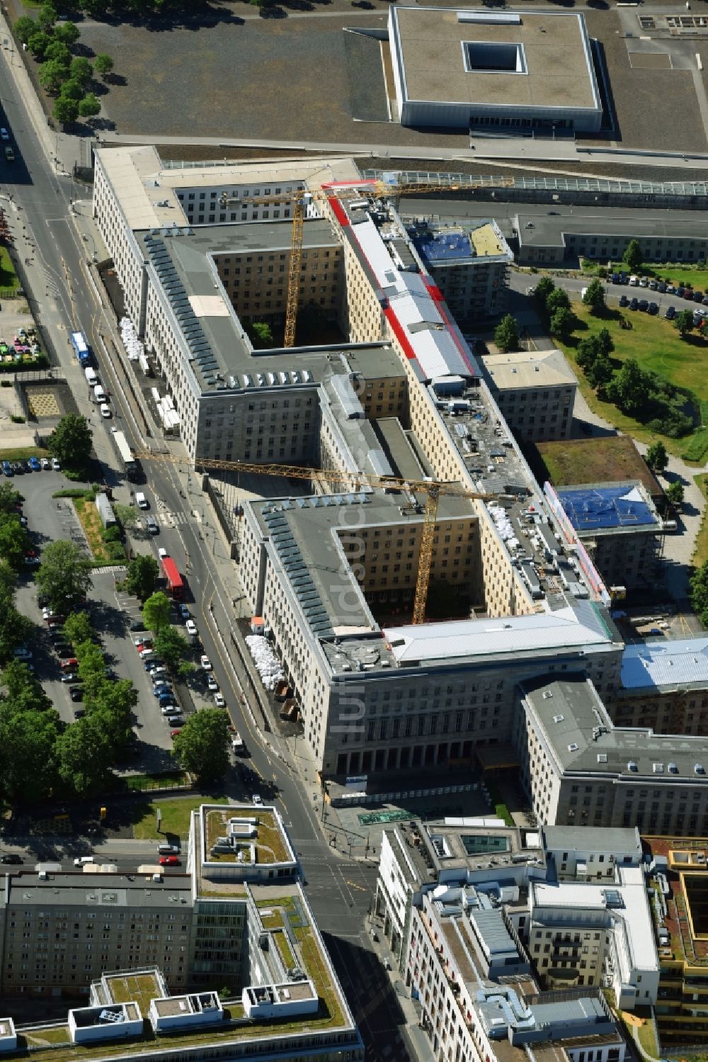 Berlin von oben - Dachbereichs- Baustelle auf dem Gebäude des Bundesministerium der Finanzen / Finanzministerium an der Wilhelmstraße in Berlin - Mitte