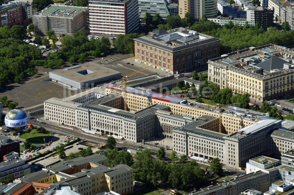 Berlin von oben - Dachbereichs- Baustelle auf dem Gebäude des Bundesministerium der Finanzen / Finanzministerium an der Wilhelmstraße in Berlin - Mitte