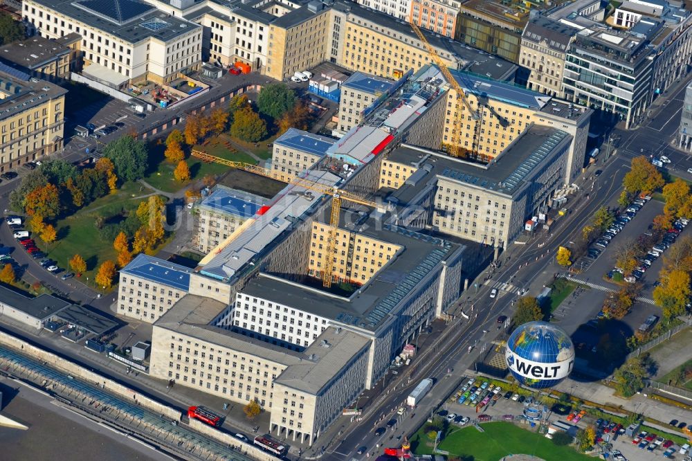Luftbild Berlin - Dachbereichs- Baustelle auf dem Gebäude des Bundesministerium der Finanzen / Finanzministerium an der Wilhelmstraße in Berlin - Mitte
