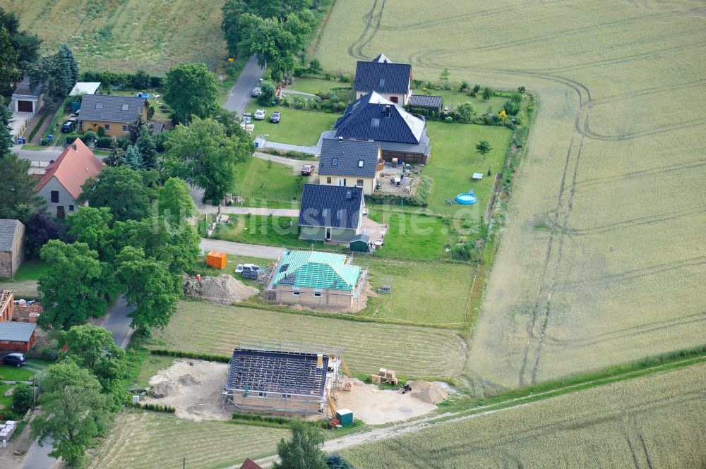 Luftbild Werneuchen OT Krummensee - Dachdeckerarbeiten an einem Einfamilienhausneubau in Werneuchen OT Krummensee