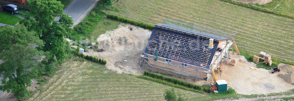 Werneuchen OT Krummensee von oben - Dachdeckerarbeiten an einem Einfamilienhausneubau in Werneuchen OT Krummensee