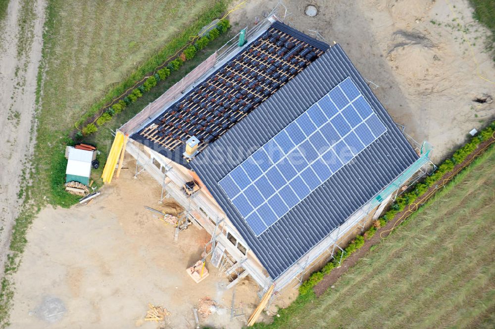 Luftbild Werneuchen OT Krummensee - Dachdeckerarbeiten an einem Einfamilienhausneubau in Werneuchen OT Krummensee