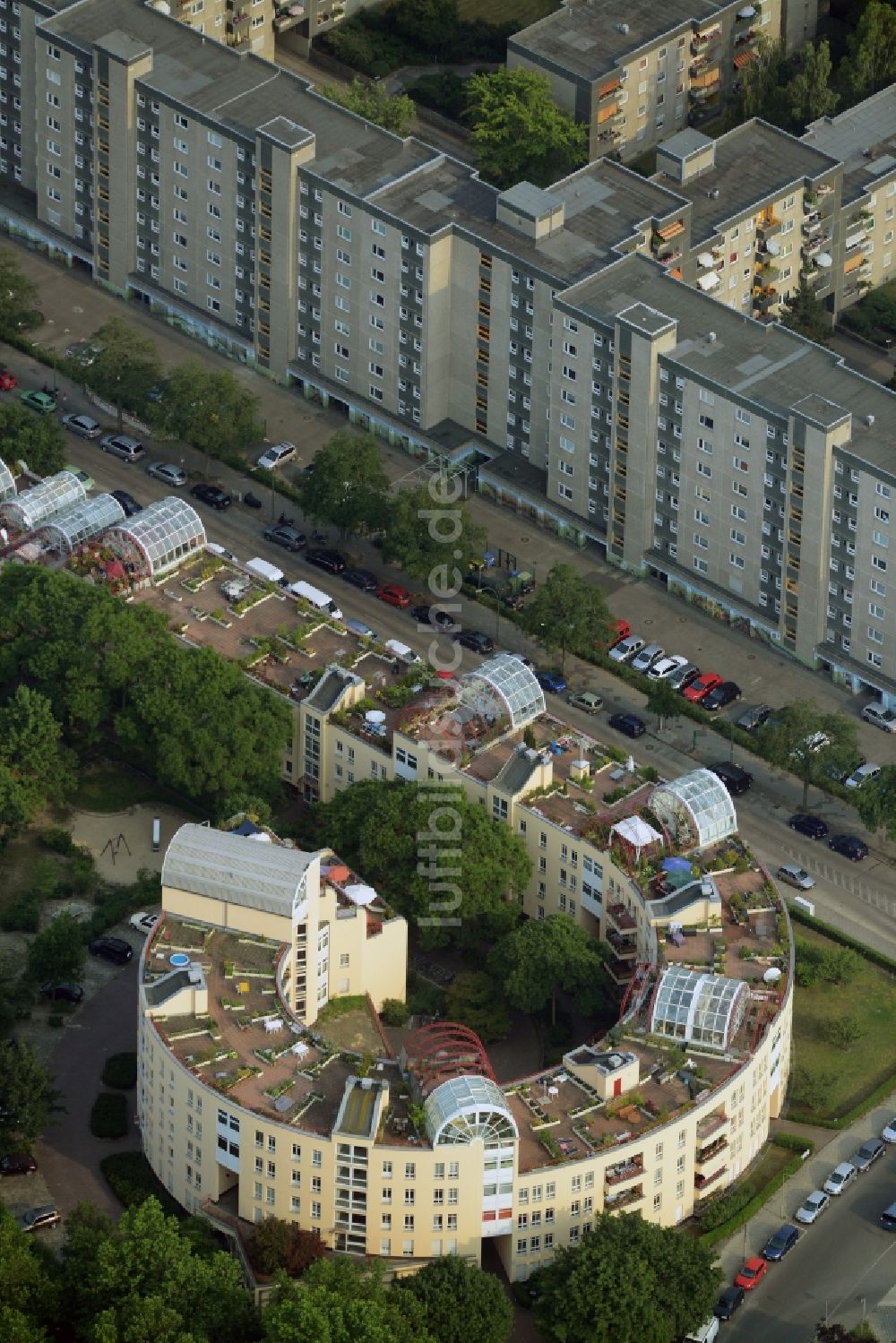 Berlin aus der Vogelperspektive: Dachgarten - Landschaft im Wohngebiet einer Mehrfamilienhaussiedlung in Berlin