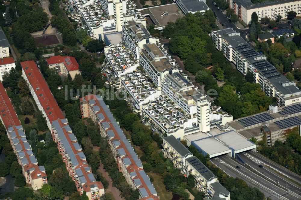 Berlin von oben - Dachgarten - Landschaft im Wohngebiet einer Mehrfamilienhaussiedlung in Berlin