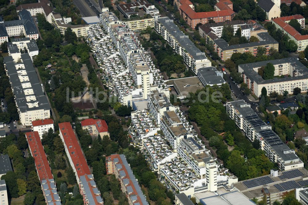 Berlin aus der Vogelperspektive: Dachgarten - Landschaft im Wohngebiet einer Mehrfamilienhaussiedlung in Berlin