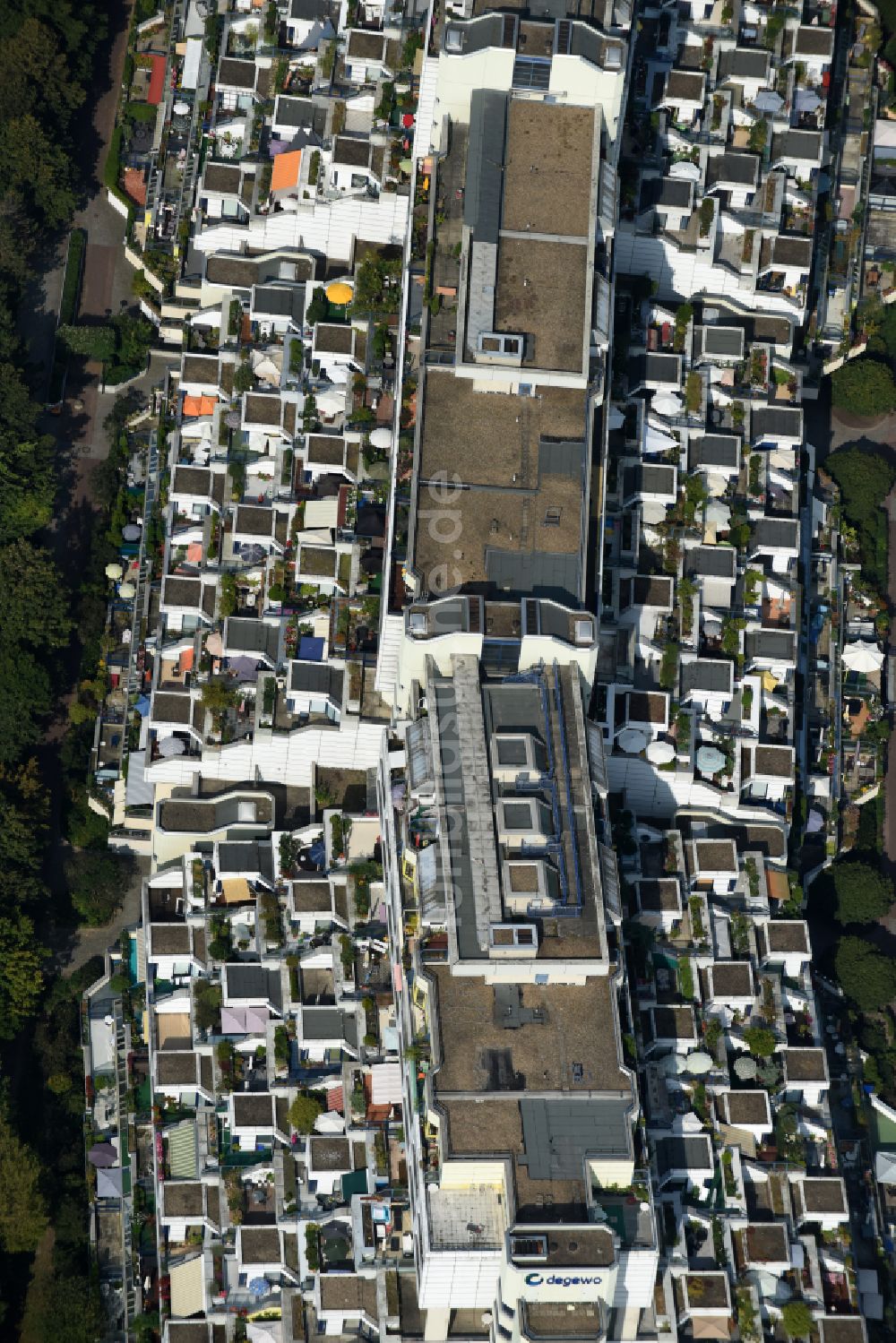 Luftbild Berlin - Dachgarten - Landschaft im Wohngebiet einer Mehrfamilienhaussiedlung in Berlin