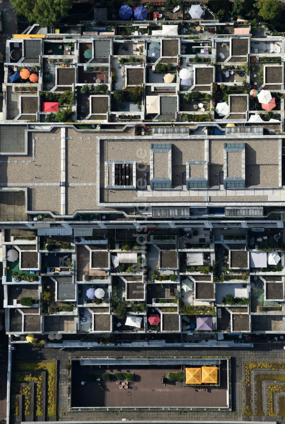 Luftaufnahme Berlin - Dachgarten - Landschaft im Wohngebiet einer Mehrfamilienhaussiedlung in Berlin