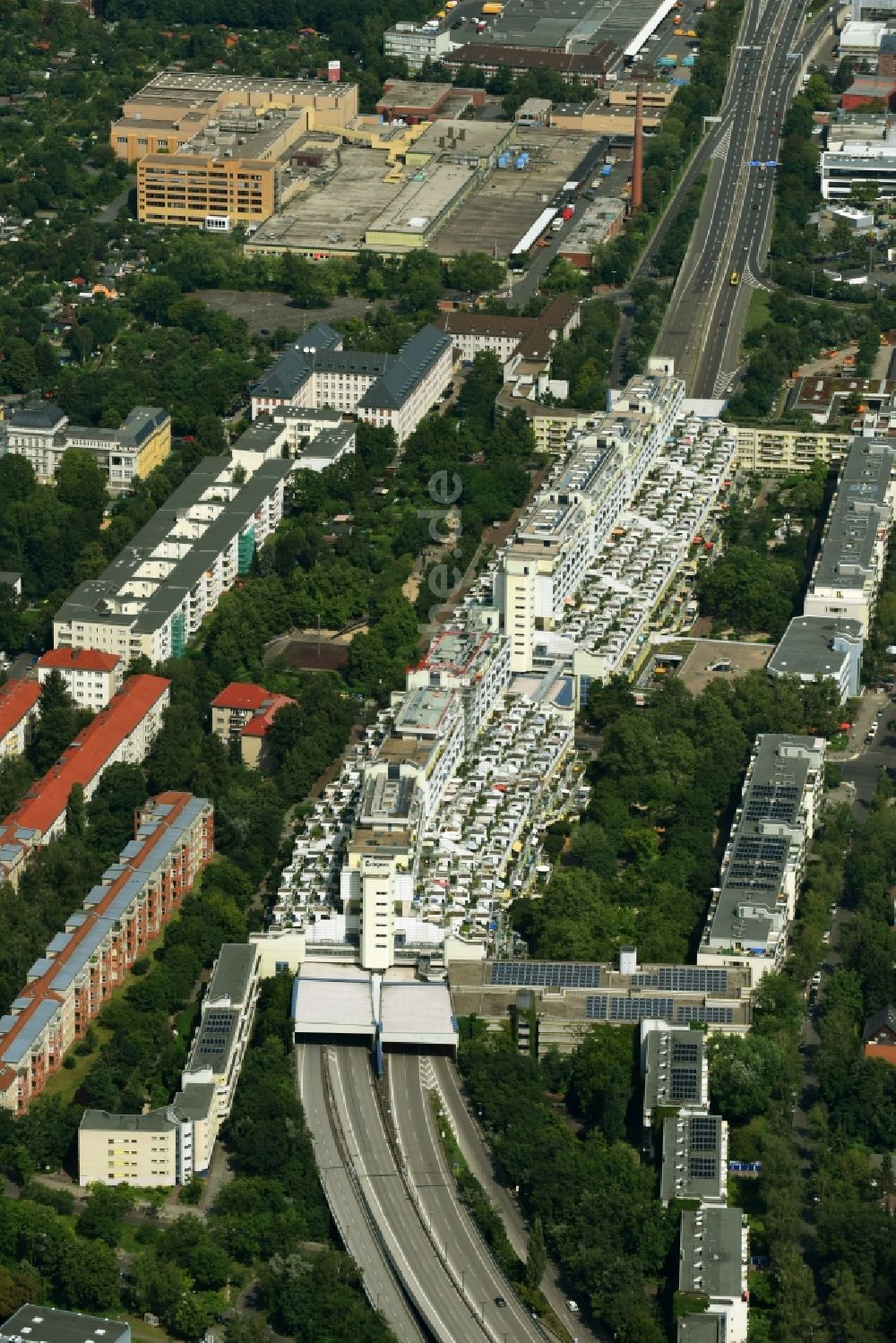 Luftaufnahme Berlin - Dachgarten - Landschaft im Wohngebiet einer Mehrfamilienhaussiedlung in Berlin