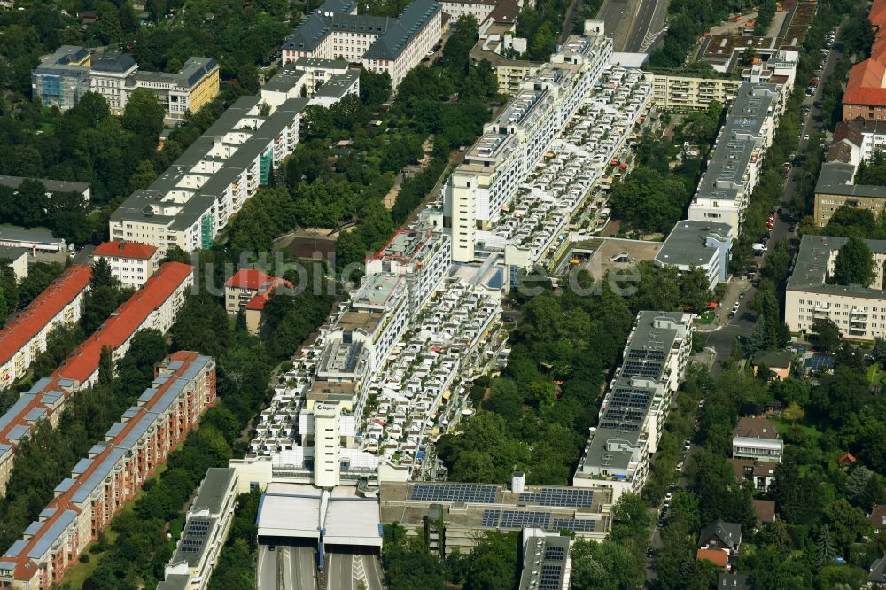 Berlin von oben - Dachgarten - Landschaft im Wohngebiet einer Mehrfamilienhaussiedlung in Berlin