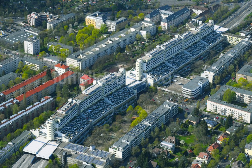 Berlin aus der Vogelperspektive: Dachgarten- Landschaft im Wohngebiet einer Mehrfamilienhaussiedlung in Berlin