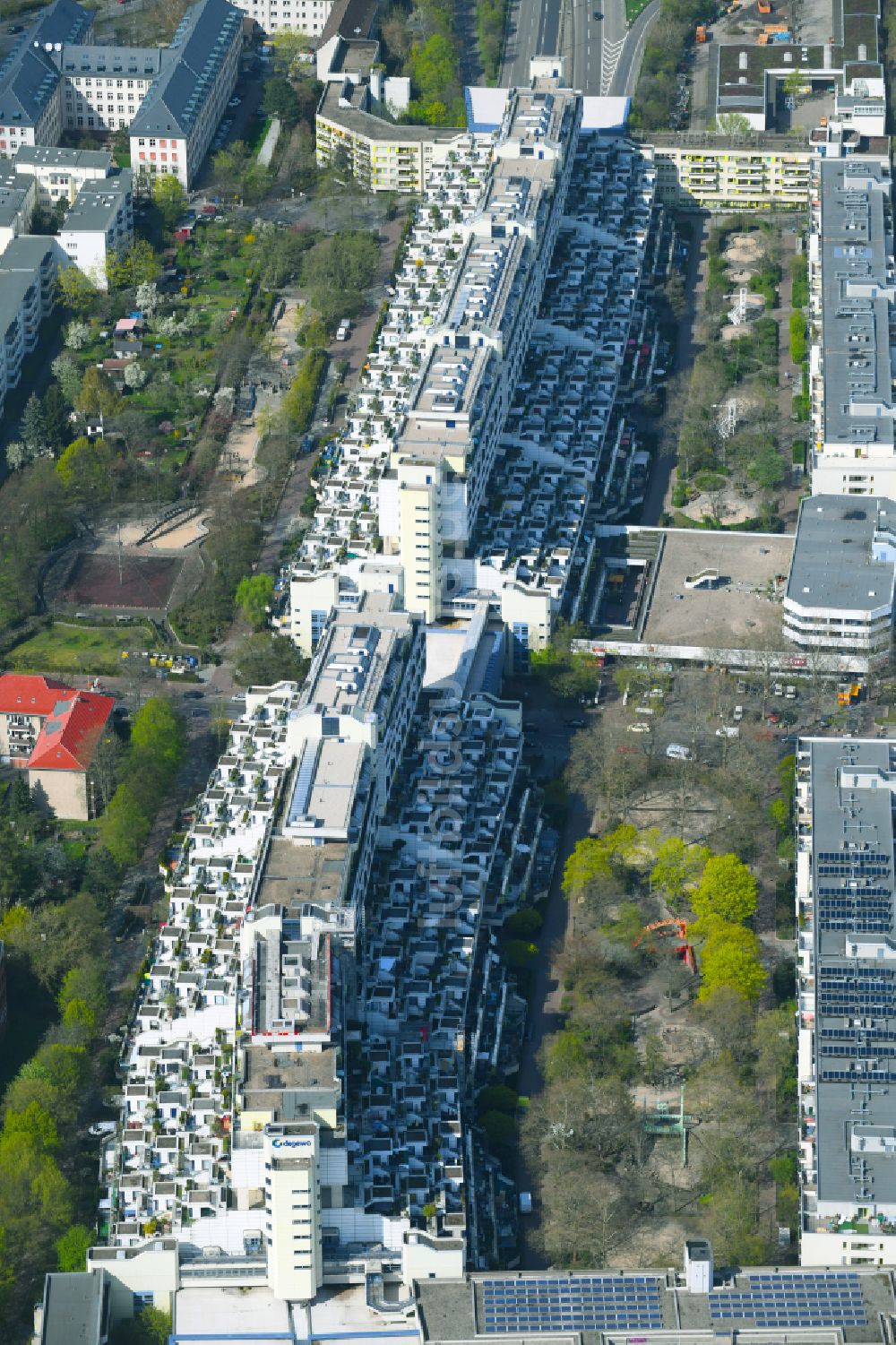 Luftbild Berlin - Dachgarten- Landschaft im Wohngebiet einer Mehrfamilienhaussiedlung in Berlin