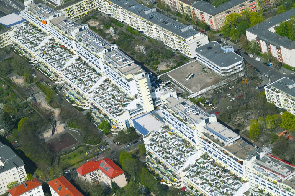 Luftaufnahme Berlin - Dachgarten- Landschaft im Wohngebiet einer Mehrfamilienhaussiedlung in Berlin