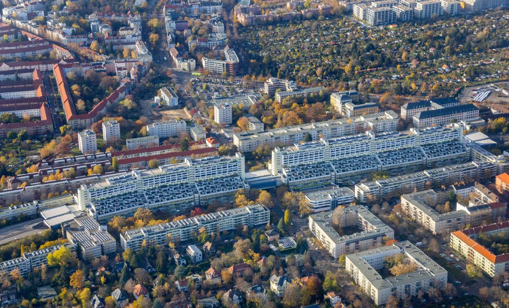 Luftbild Berlin - Dachgarten- Landschaft im Wohngebiet einer Mehrfamilienhaussiedlung in Berlin