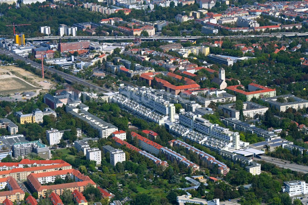 Berlin von oben - Dachgarten- Landschaft im Wohngebiet einer Mehrfamilienhaussiedlung in Berlin