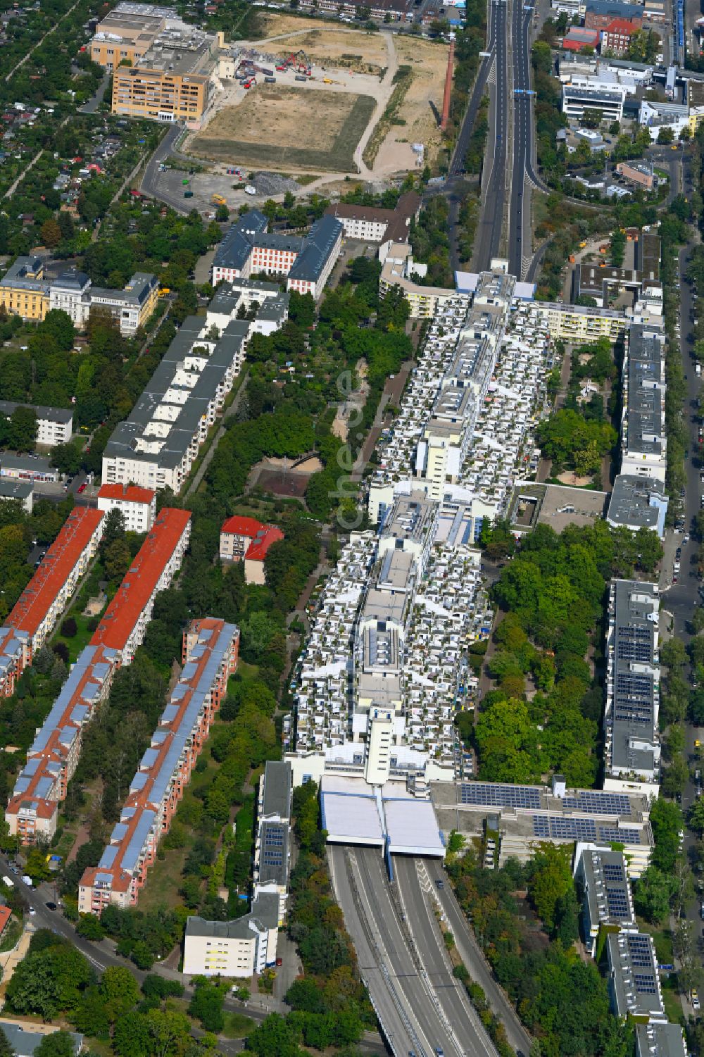 Luftaufnahme Berlin - Dachgarten- Landschaft im Wohngebiet einer Mehrfamilienhaussiedlung in Berlin