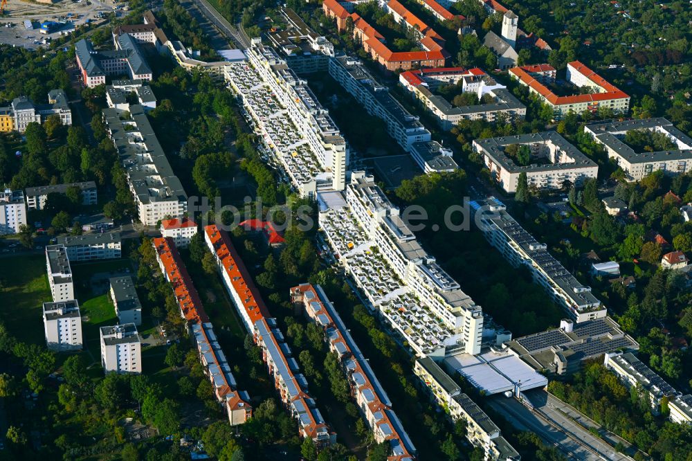 Berlin aus der Vogelperspektive: Dachgarten- Landschaft im Wohngebiet einer Mehrfamilienhaussiedlung in Berlin