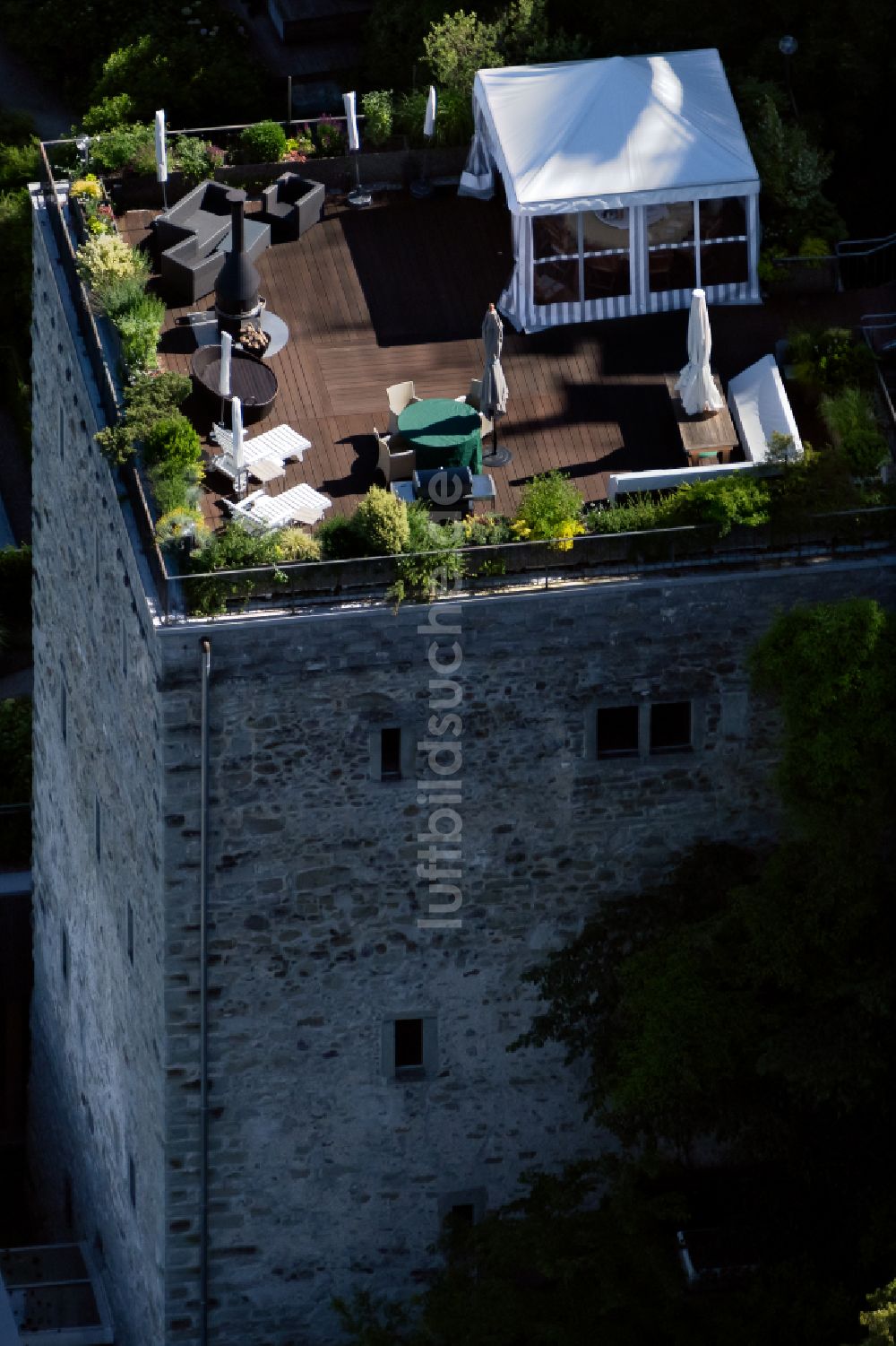 Insel Mainau aus der Vogelperspektive: Dachgarten auf dem Steinturm auf der Insel Mainau im Bundesland Baden-Württemberg, Deutschland
