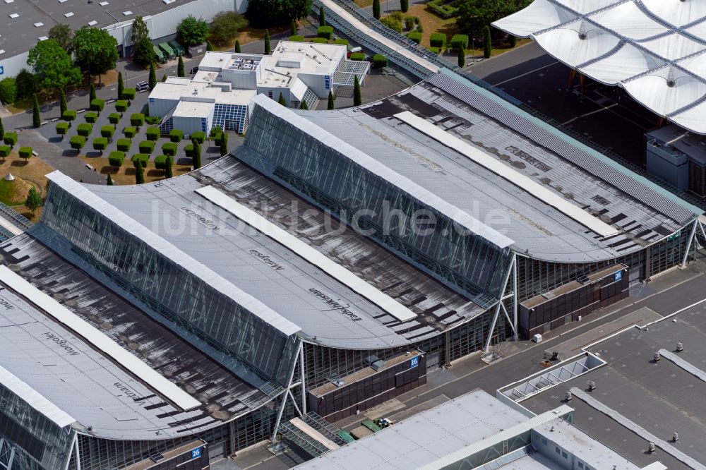 Hannover von oben - Dachkonstruktion einer Messehalle in Hannover im Bundesland Niedersachsen, Deutschland
