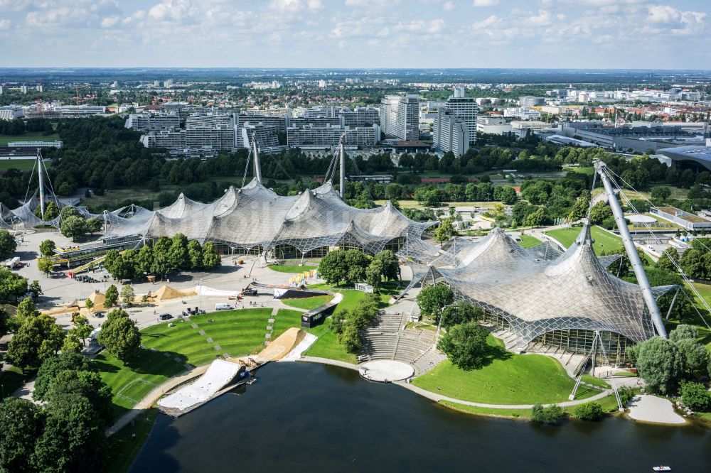 München aus der Vogelperspektive: Dachkonstruktion Olympiadach des Olympiastadions in München im Bundesland Bayern