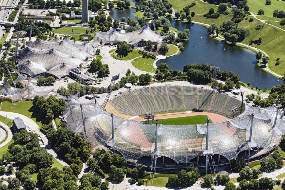 München von oben - Dachkonstruktion Olympiadach des Olympiastadions in München im Bundesland Bayern